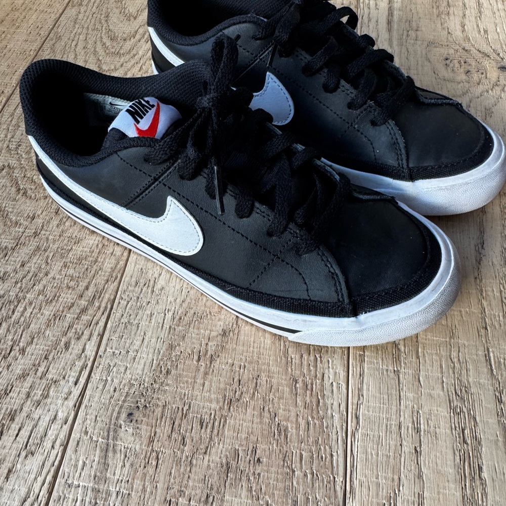 Nike boys Black and White Casual Sneakers